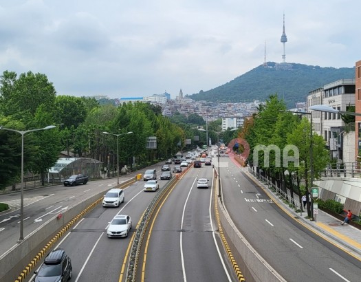 서울. 멀리 서울 타워가 보이는 녹사평 육교 9257